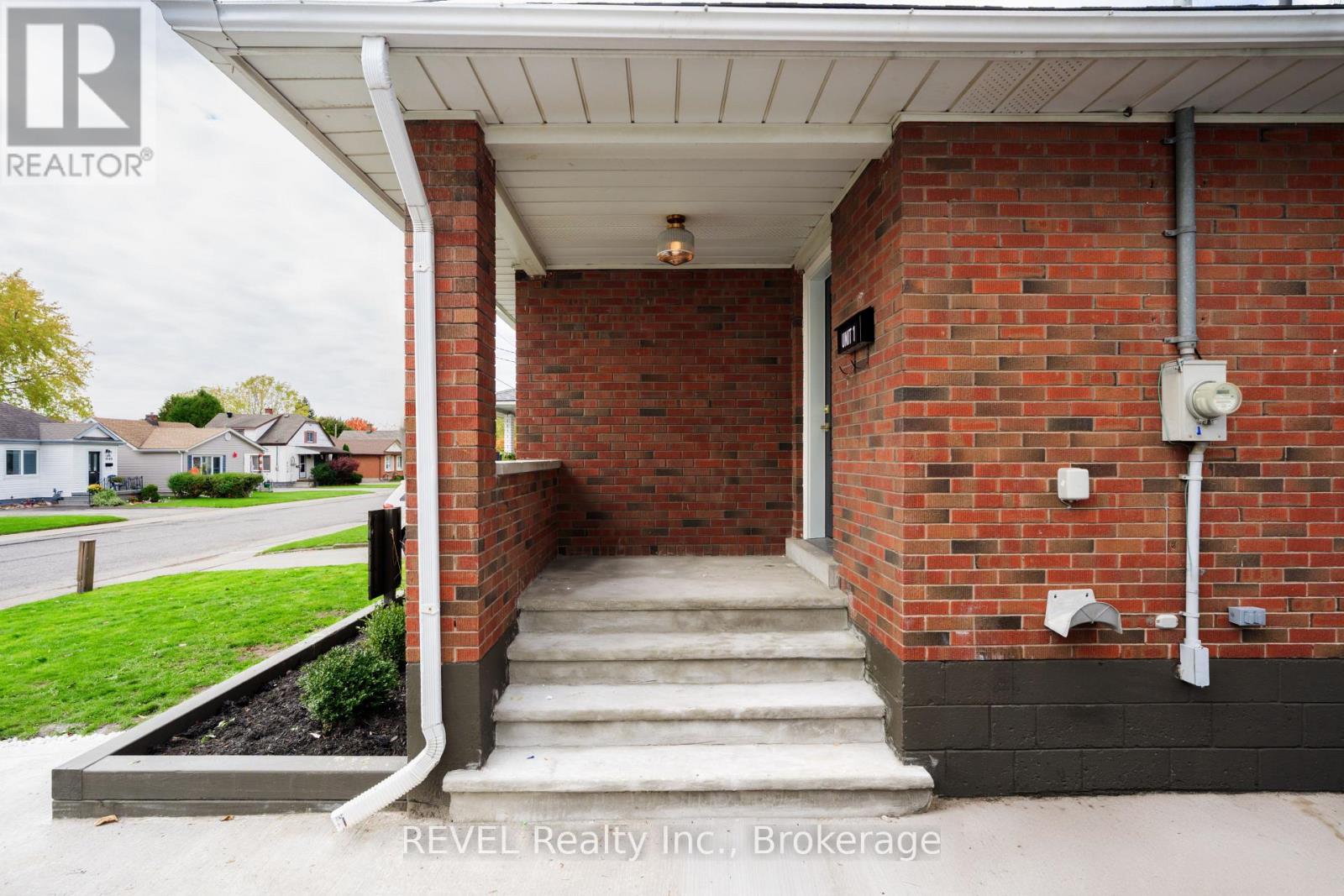 6483 Monroe Street, Niagara Falls, Ontario L2G 2G9 - Photo 3 - X12535558