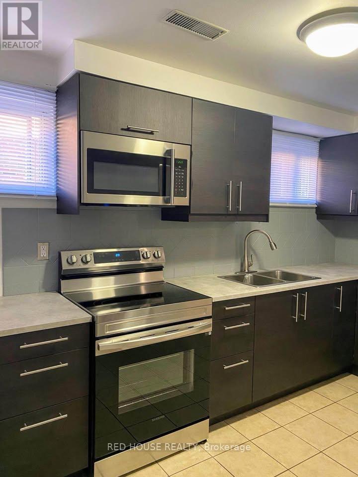 518 Meadows Boulevard, Mississauga, Ontario  L4Z 1G6 - Photo 3 - W12535540