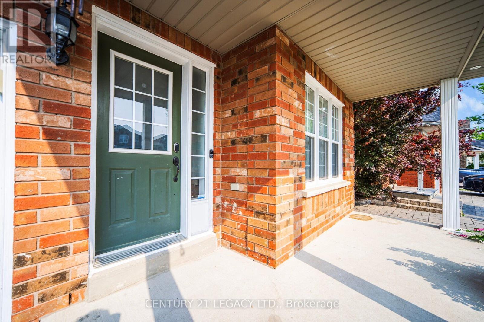 28 Sunnybrook Crescent, Brampton, Ontario  L7A 1Y2 - Photo 2 - W12535570