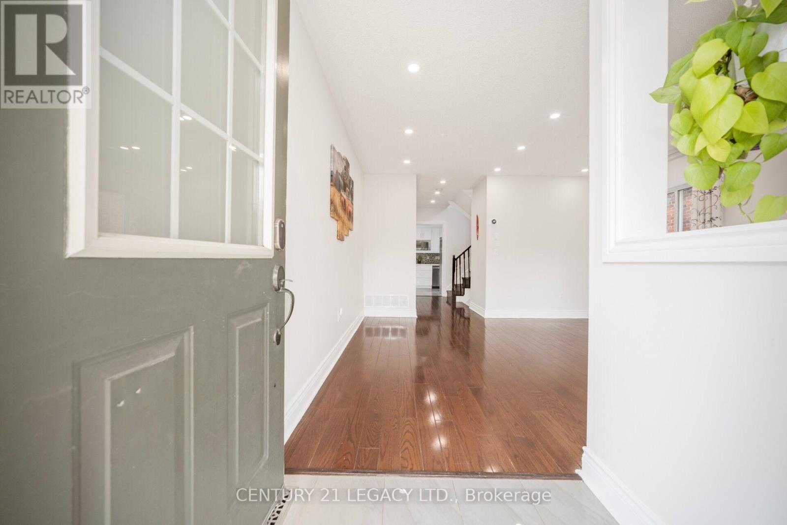 28 Sunnybrook Crescent, Brampton, Ontario  L7A 1Y2 - Photo 3 - W12535570