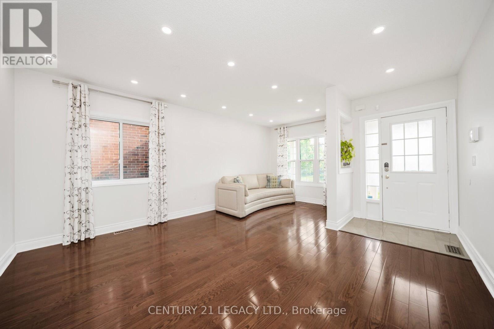 28 Sunnybrook Crescent, Brampton, Ontario  L7A 1Y2 - Photo 4 - W12535570