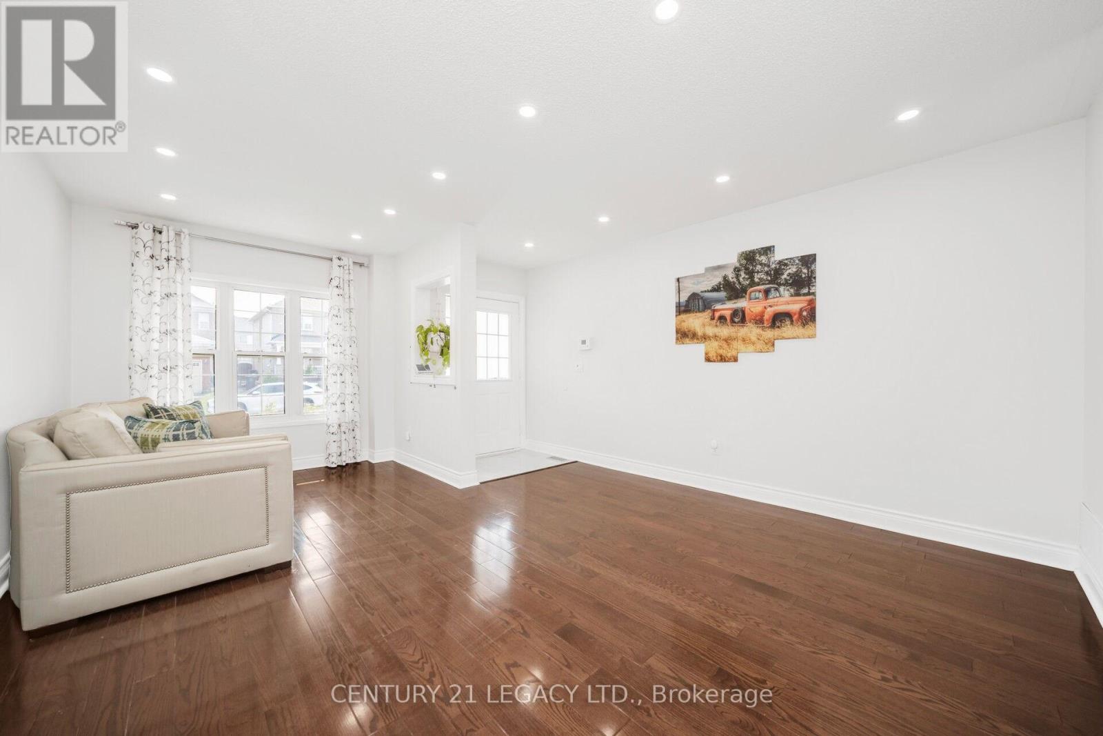 28 Sunnybrook Crescent, Brampton, Ontario  L7A 1Y2 - Photo 5 - W12535570