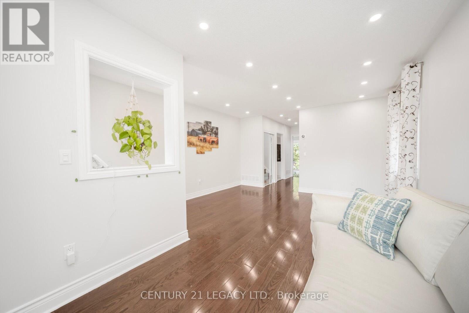 28 Sunnybrook Crescent, Brampton, Ontario  L7A 1Y2 - Photo 6 - W12535570