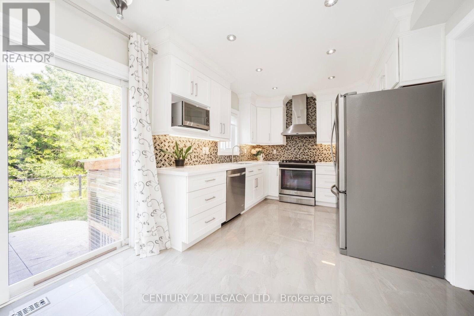 28 Sunnybrook Crescent, Brampton, Ontario  L7A 1Y2 - Photo 9 - W12535570