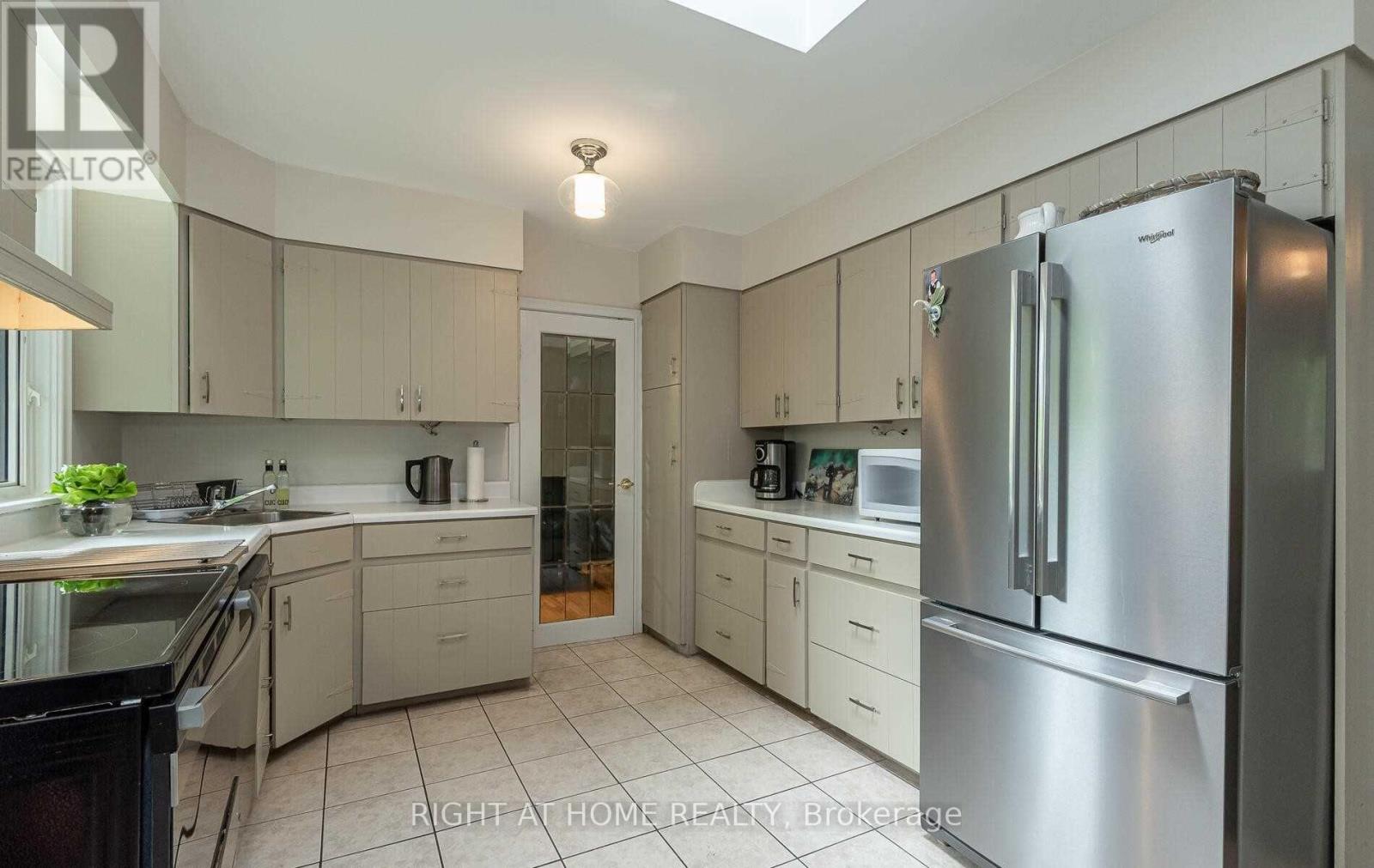 1445 Ryan Place, Mississauga, Ontario  L5C 1J7 - Photo 11 - W12535596