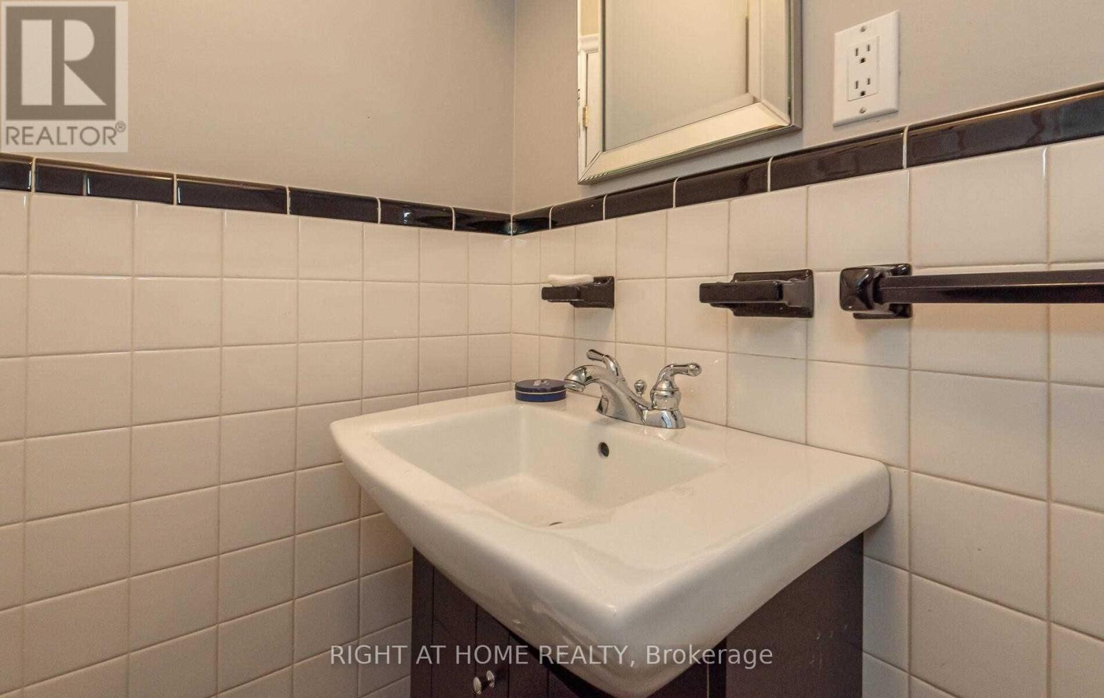 1445 Ryan Place, Mississauga, Ontario  L5C 1J7 - Photo 18 - W12535596