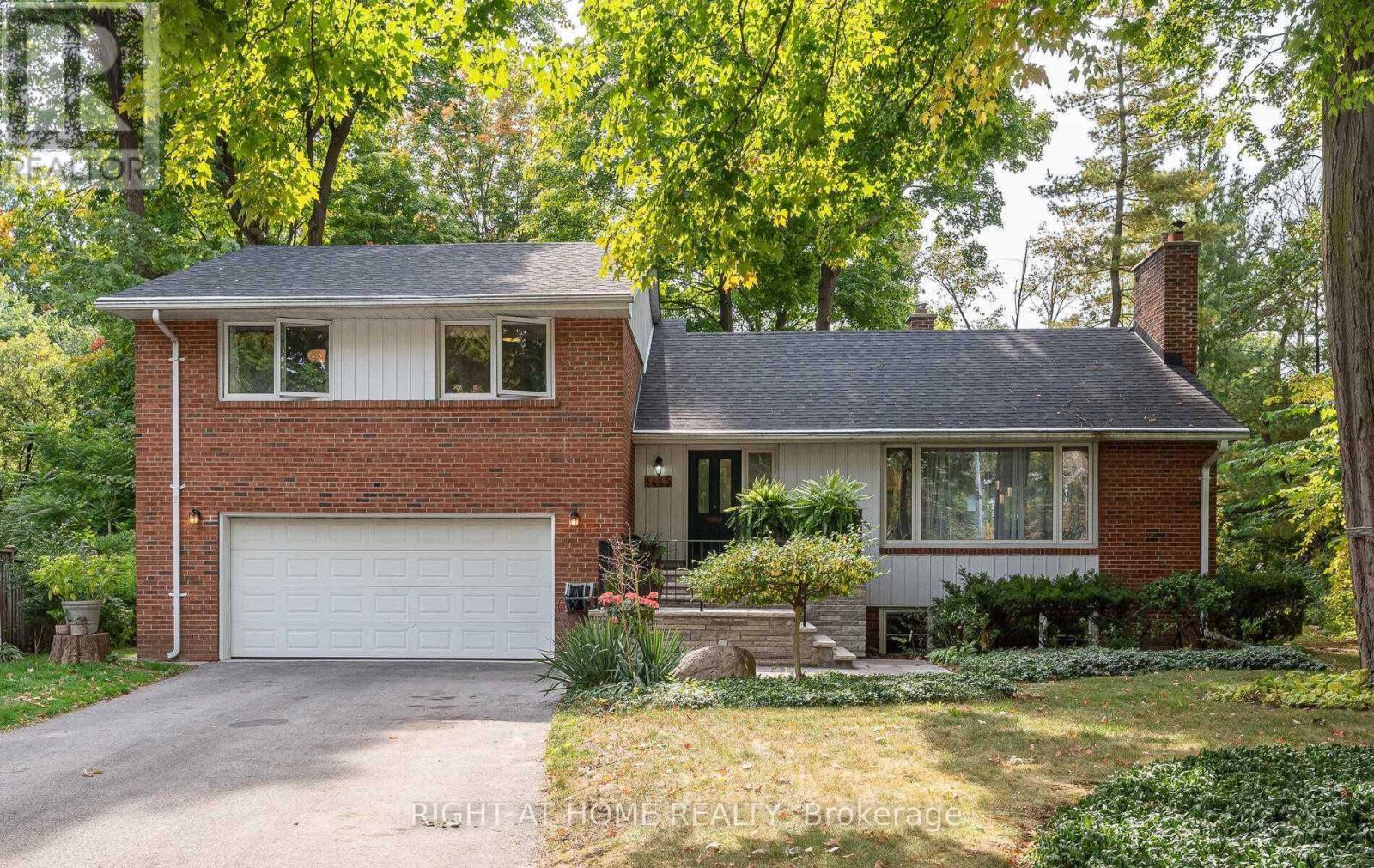 1445 Ryan Place, Mississauga, Ontario  L5C 1J7 - Photo 2 - W12535596