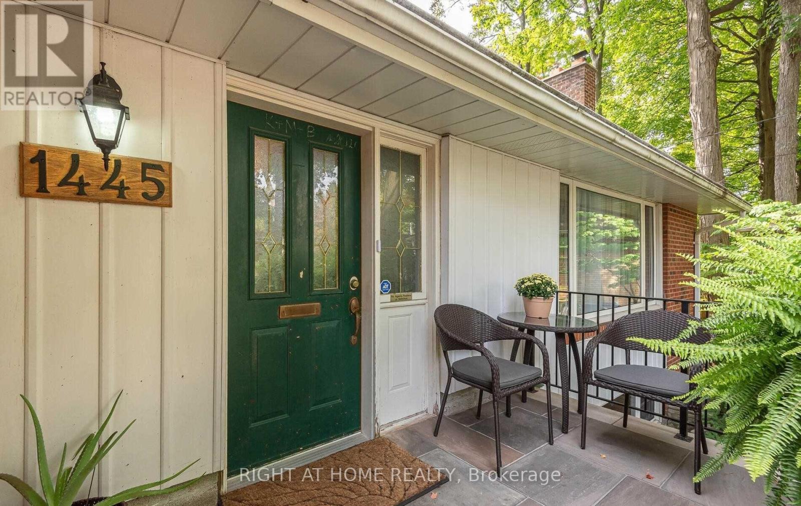 1445 Ryan Place, Mississauga, Ontario  L5C 1J7 - Photo 3 - W12535596