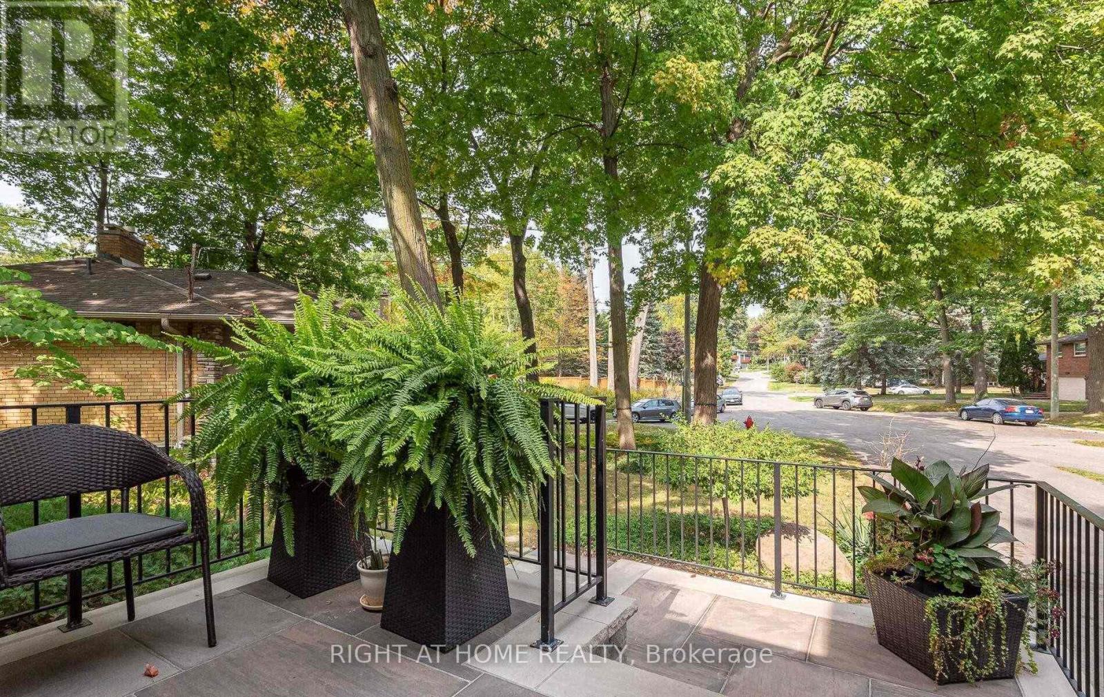 1445 Ryan Place, Mississauga, Ontario  L5C 1J7 - Photo 4 - W12535596