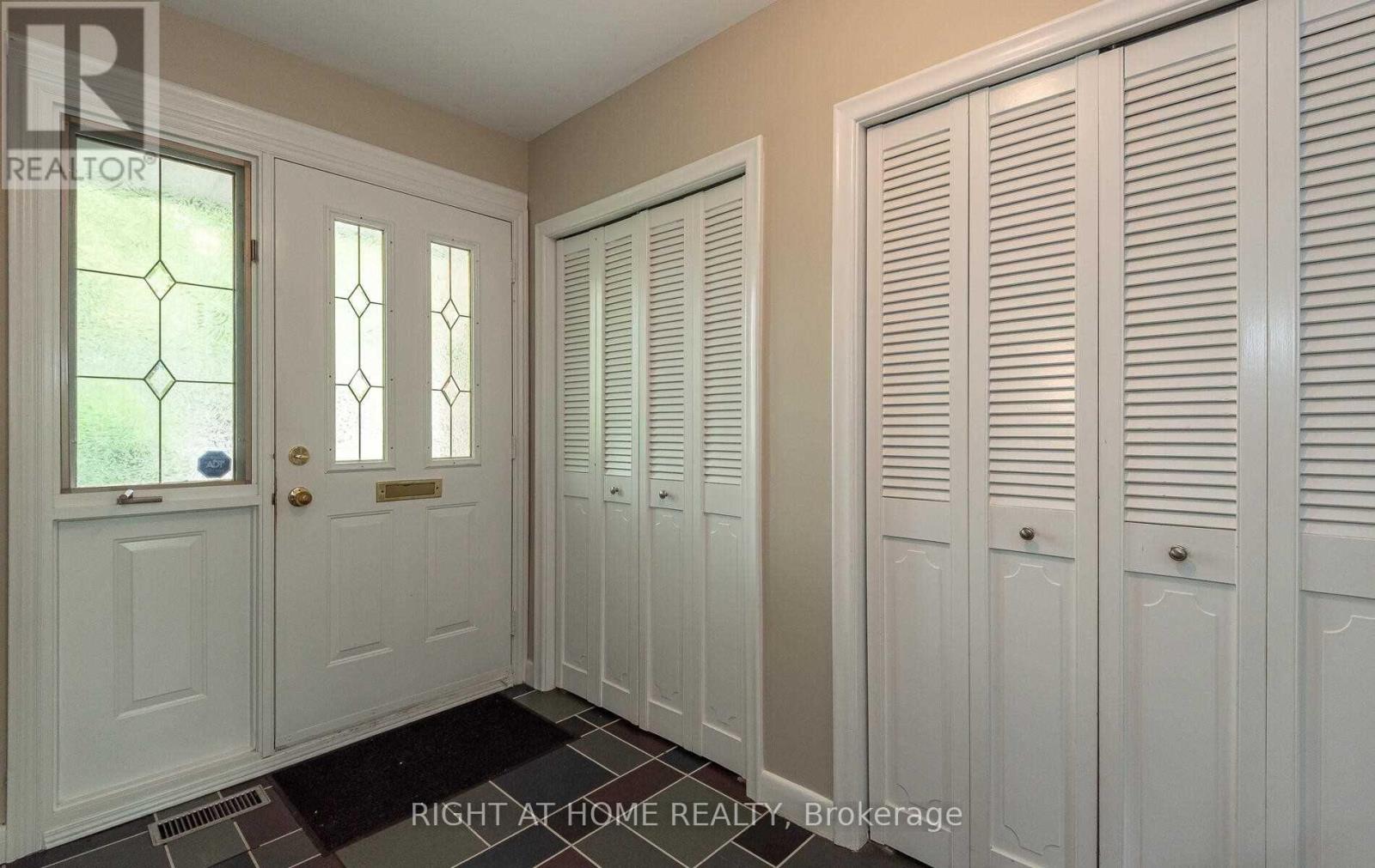 1445 Ryan Place, Mississauga, Ontario  L5C 1J7 - Photo 5 - W12535596