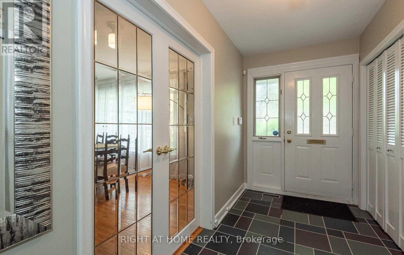 1445 Ryan Place, Mississauga, Ontario  L5C 1J7 - Photo 6 - W12535596