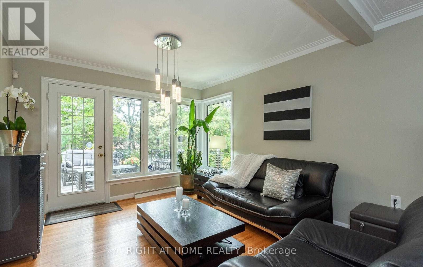 1445 Ryan Place, Mississauga, Ontario  L5C 1J7 - Photo 9 - W12535596