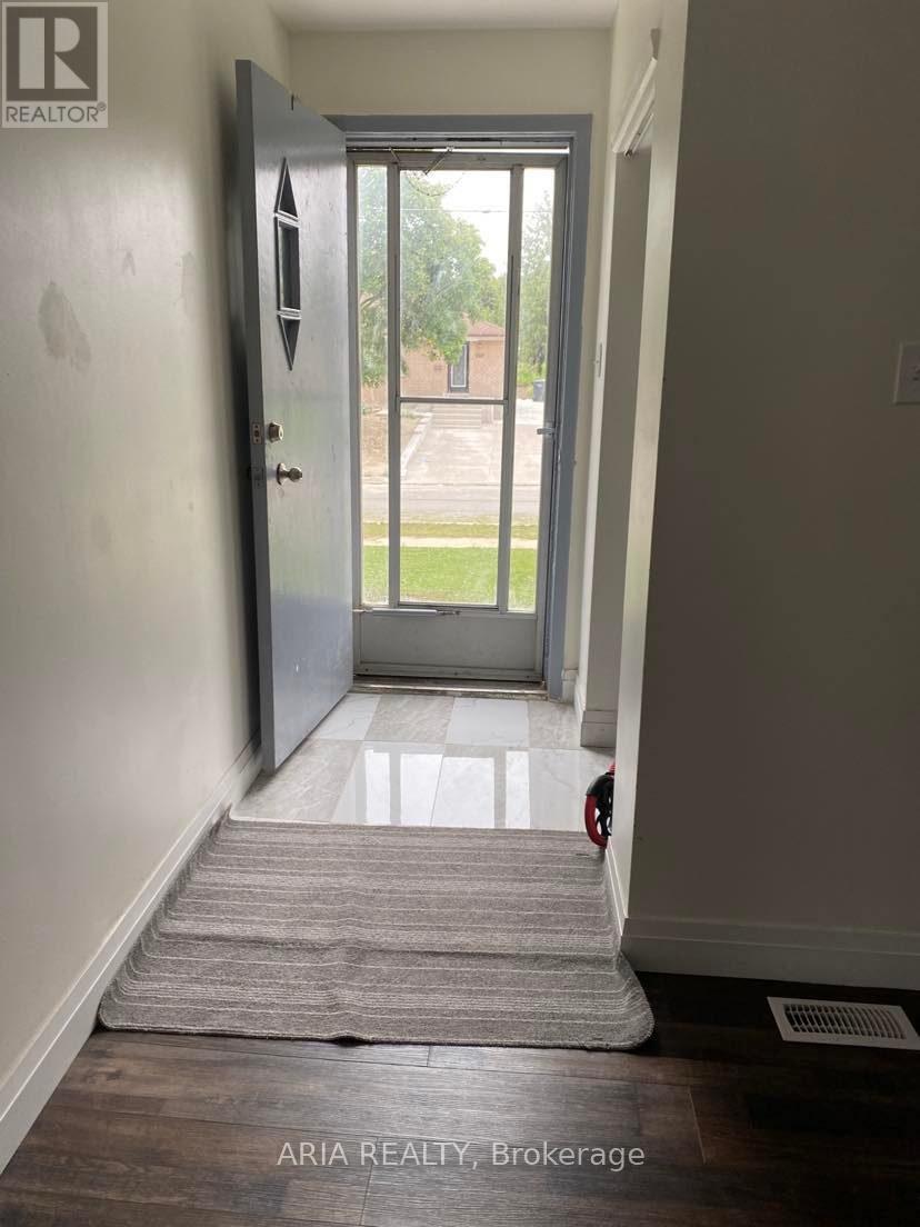 7117 Justine Drive, Mississauga, Ontario  L4T 1M6 - Photo 4 - W12535616