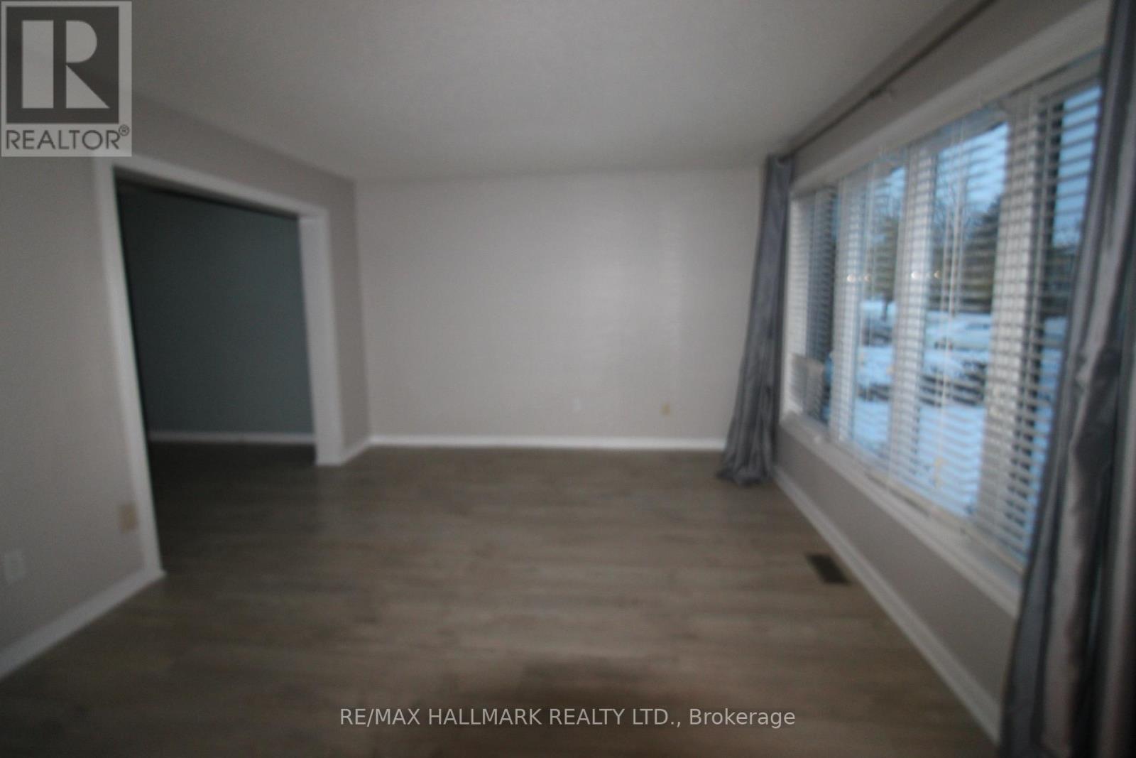 20 Brown Street, Barrie, Ontario  L4N 7V8 - Photo 3 - S12535714