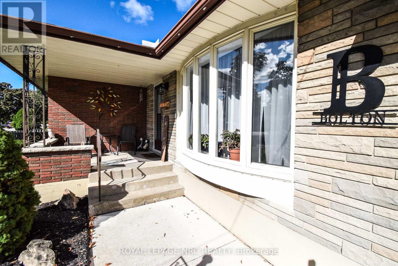 11 Grosvenor Street, St. Catharines, Ontario  L2M 3E9 - Photo 2 - X12535732