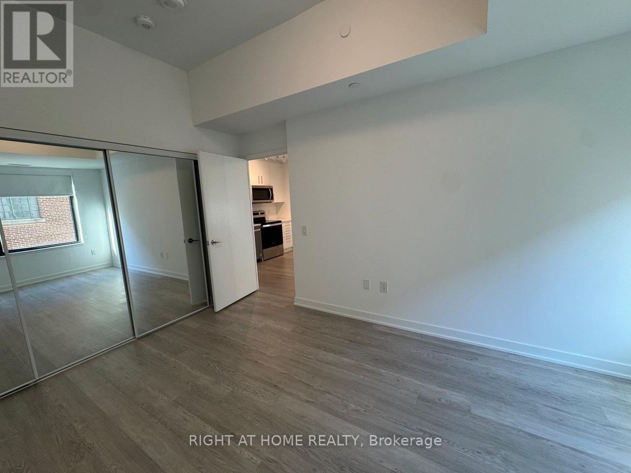 201 - 3 Strathgowan Avenue, Toronto, Ontario  M4N 1B8 - Photo 4 - C12535728