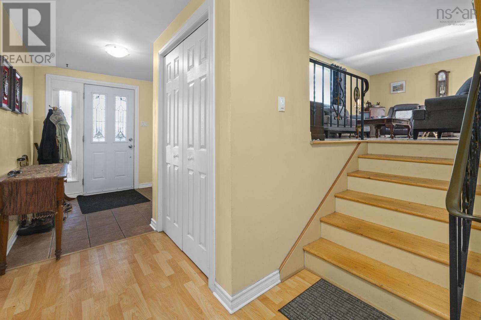 Property at 4 Kingsmere Court image 3