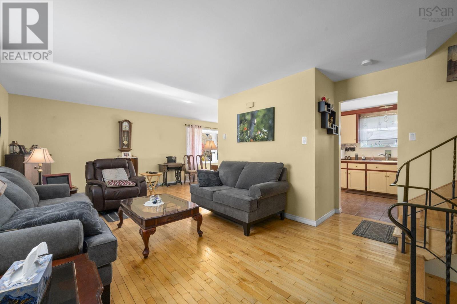 Property at 4 Kingsmere Court image 5