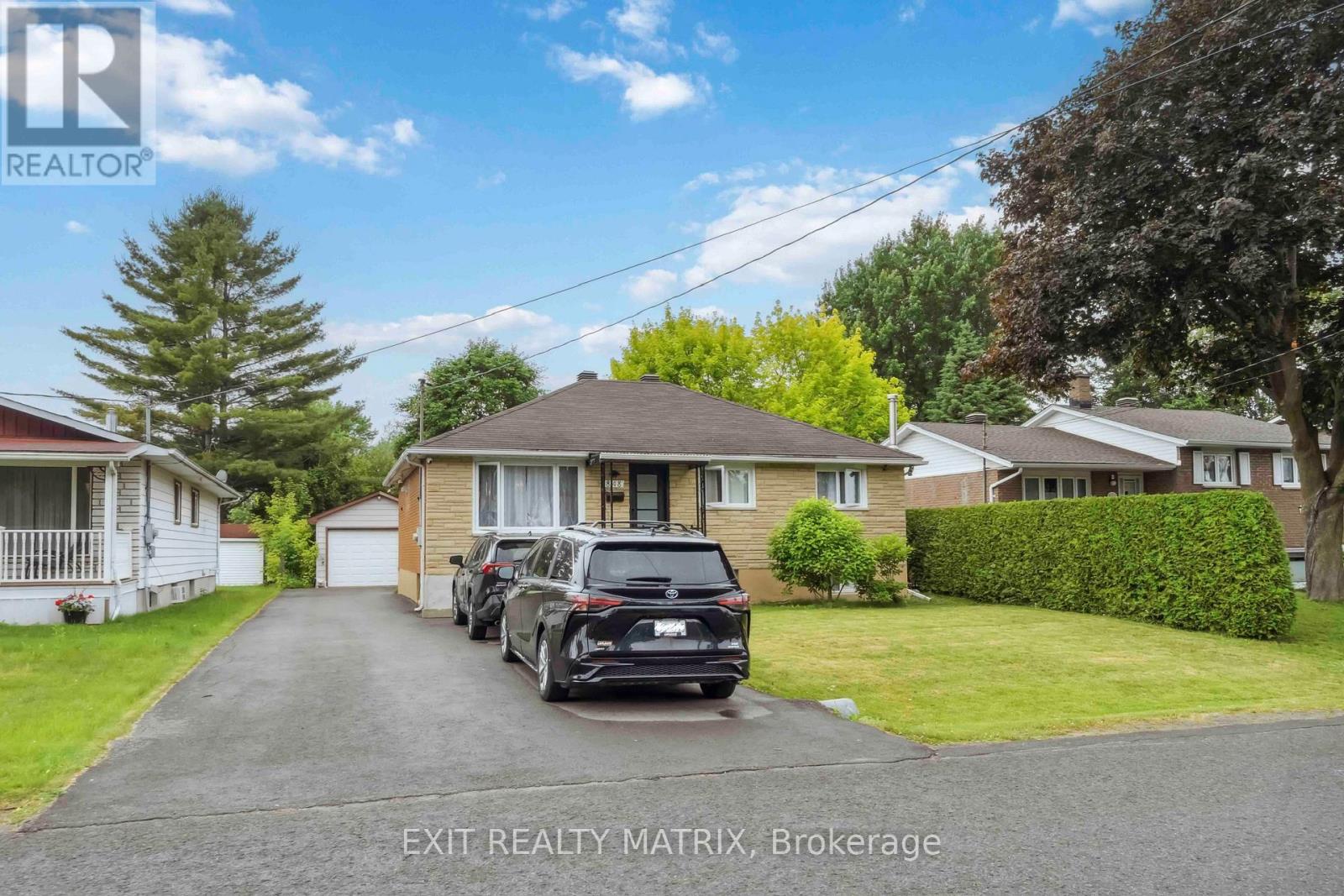 B - 848 Willow Avenue, Ottawa, Ontario  K1E 1C5 - Photo 2 - X12535770