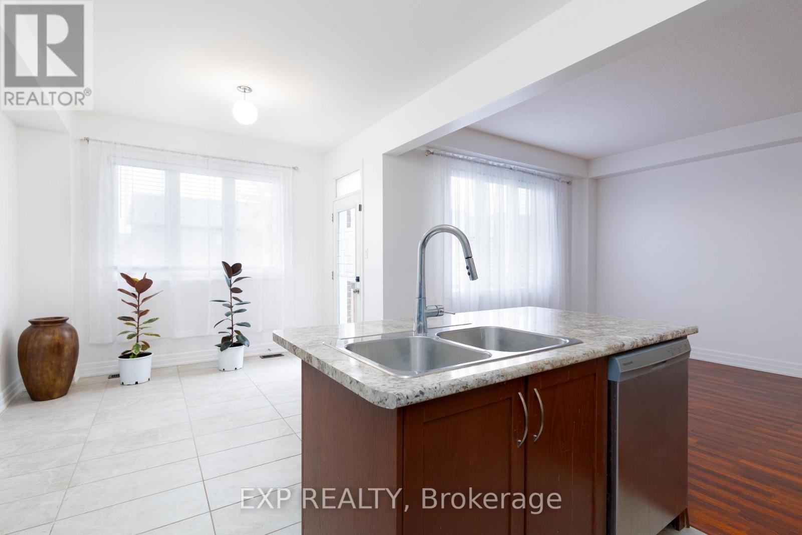 18 Hutton Crescent, Essa, Ontario  L0M 1B6 - Photo 11 - N12535776