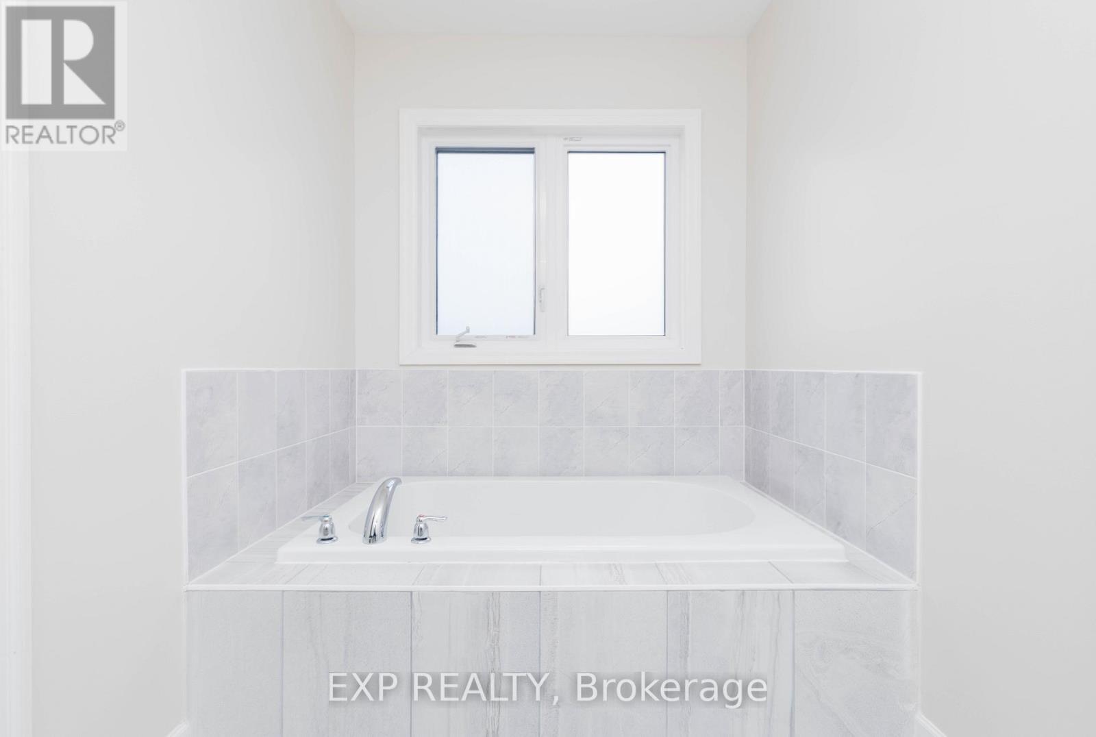 18 Hutton Crescent, Essa, Ontario  L0M 1B6 - Photo 19 - N12535776