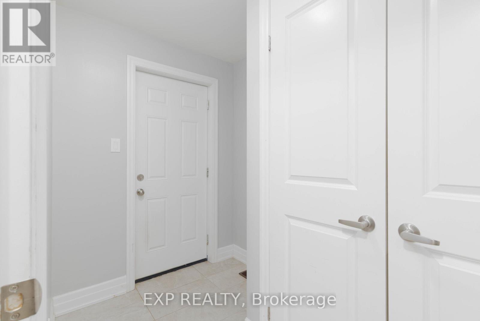 18 Hutton Crescent, Essa, Ontario  L0M 1B6 - Photo 4 - N12535776