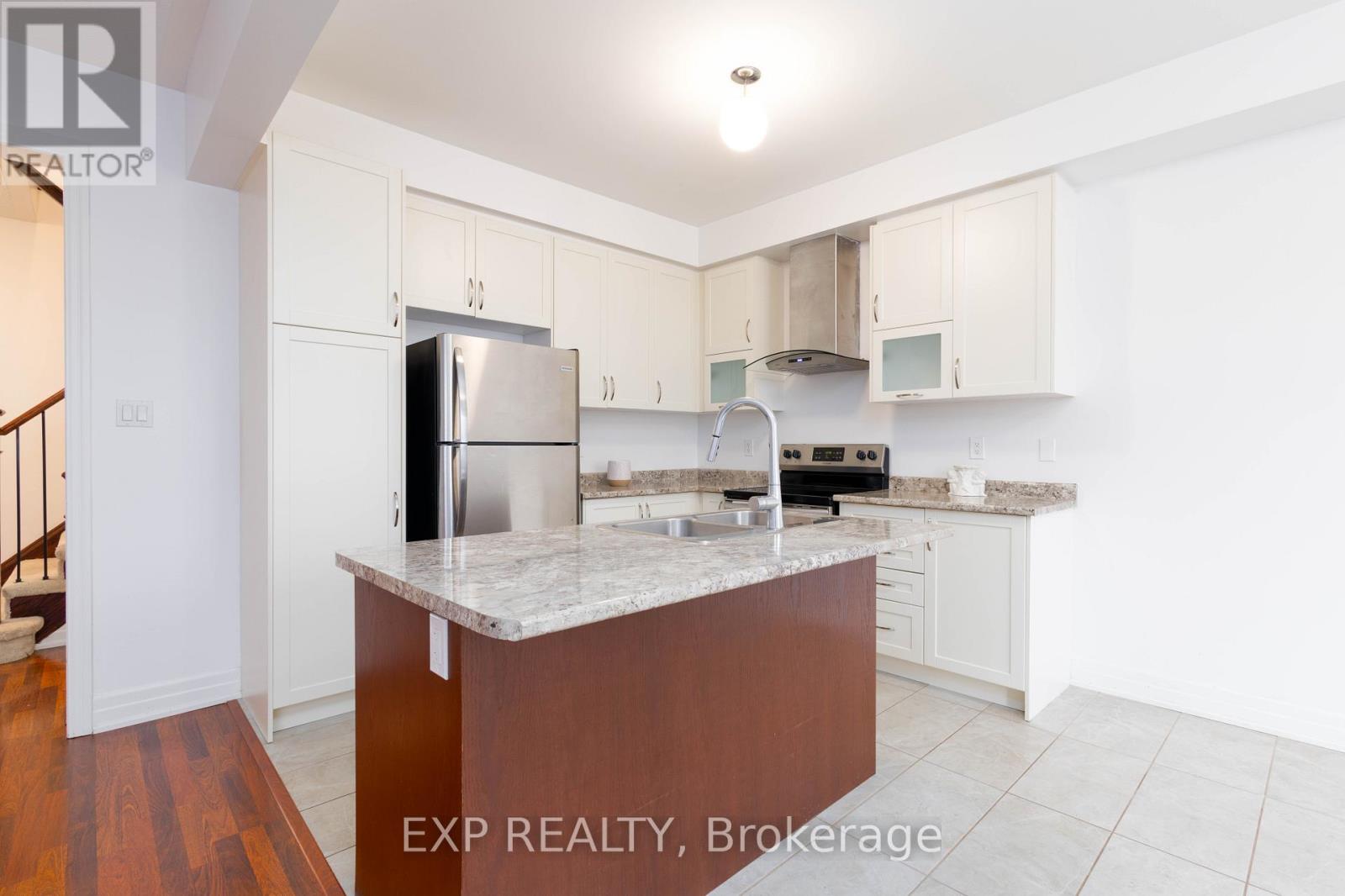 18 Hutton Crescent, Essa, Ontario  L0M 1B6 - Photo 8 - N12535776