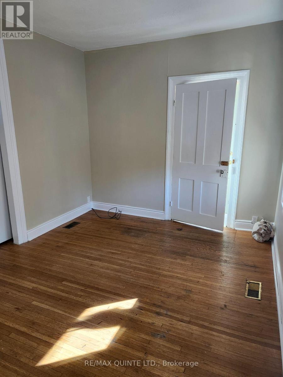 299 Foster Avenue, Belleville, Ontario K8N 3R6 - Photo 4 - X12535810