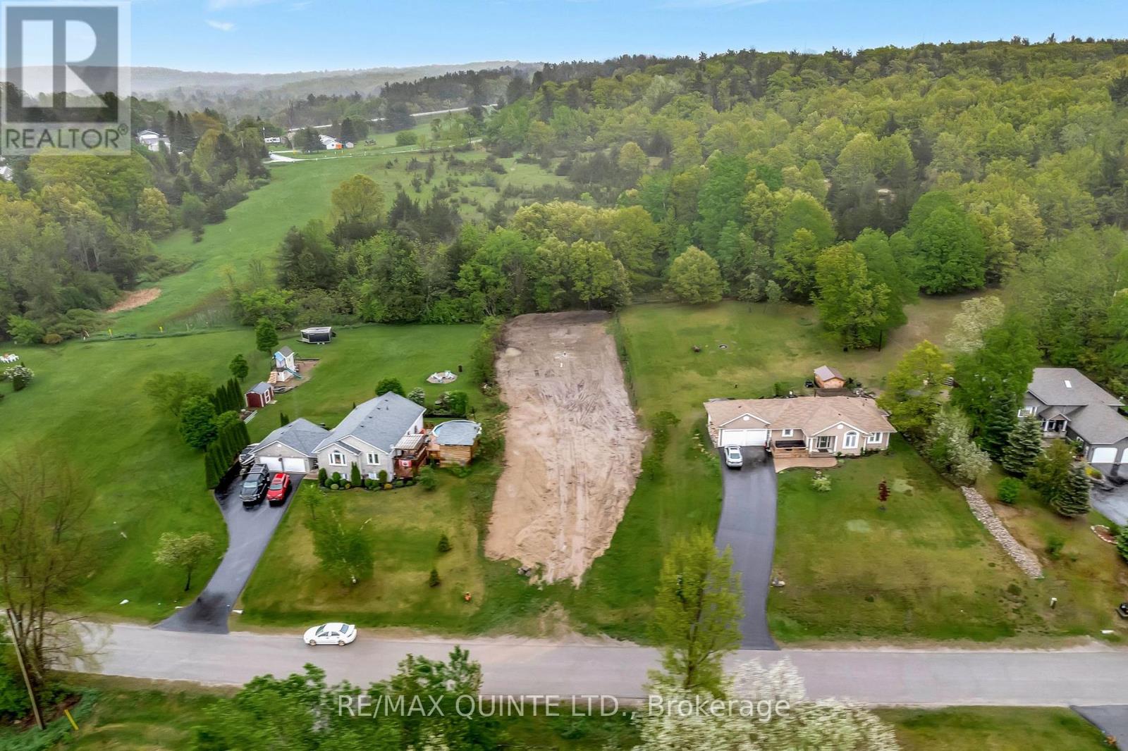 43b Deerfield Drive, Quinte West, Ontario K0K 2C0 - Photo 2 - X12535898