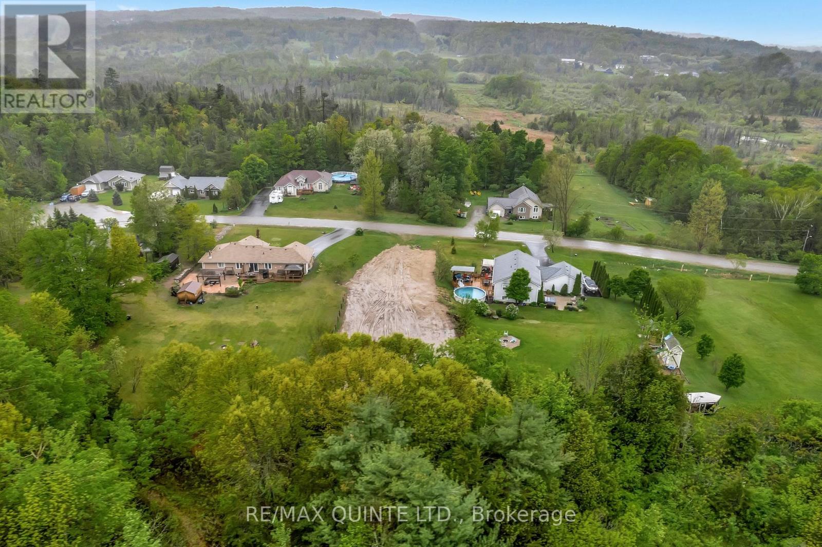 43b Deerfield Drive, Quinte West, Ontario K0K 2C0 - Photo 3 - X12535898