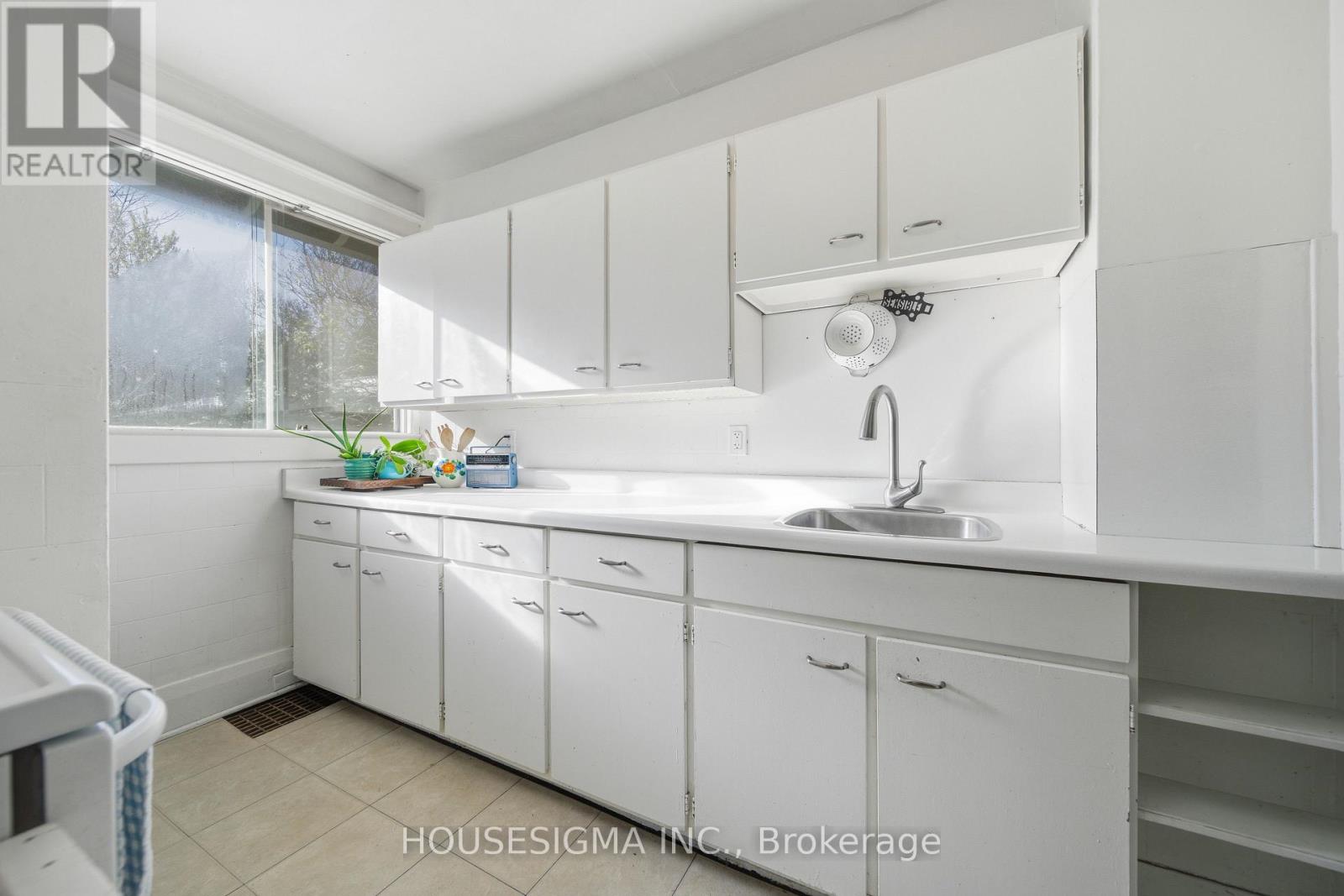 199 Emery Street E, London South, Ontario  N6C 2E3 - Photo 17 - X12535788