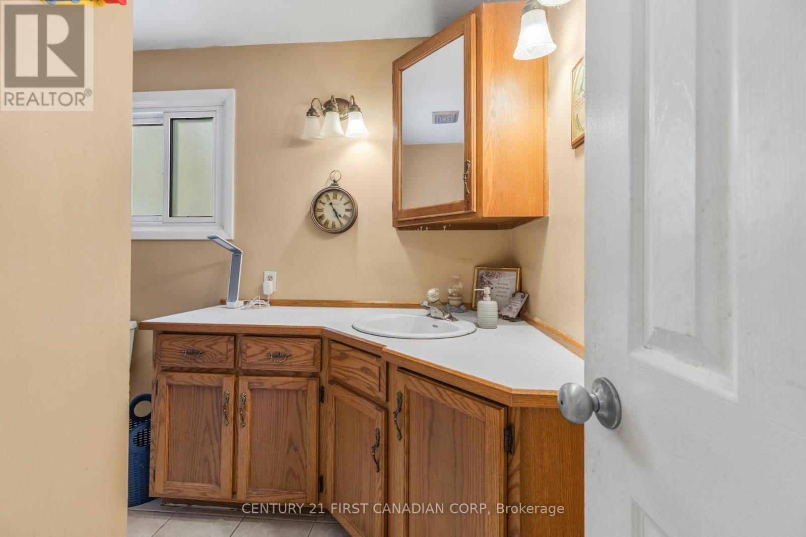 Photo 16 of 29 for 636 Glengyle Crescent