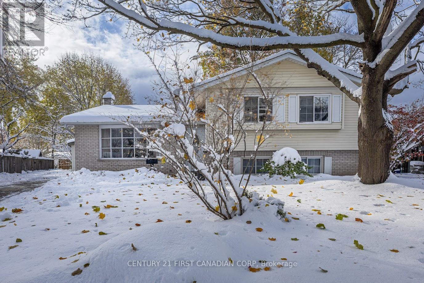 Photo 3 of 29 for 636 Glengyle Crescent