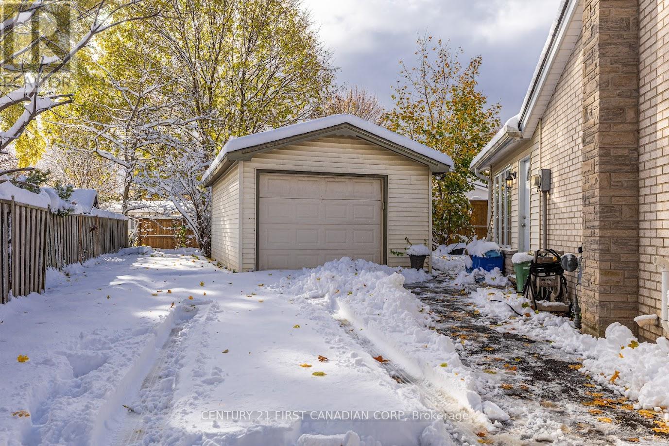 Photo 4 of 29 for 636 Glengyle Crescent