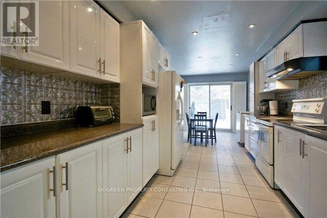 2285 Cottonwood Circle, Pickering, Ontario  L1X 2R1 - Photo 3 - E12535854