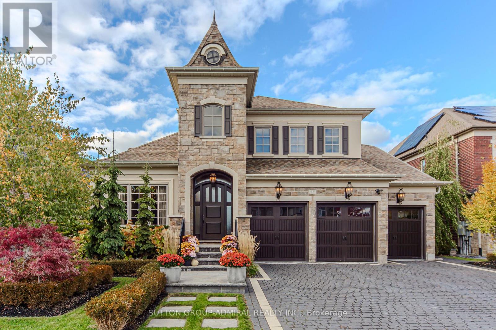 16 BLUFF TRAIL, King, Ontario