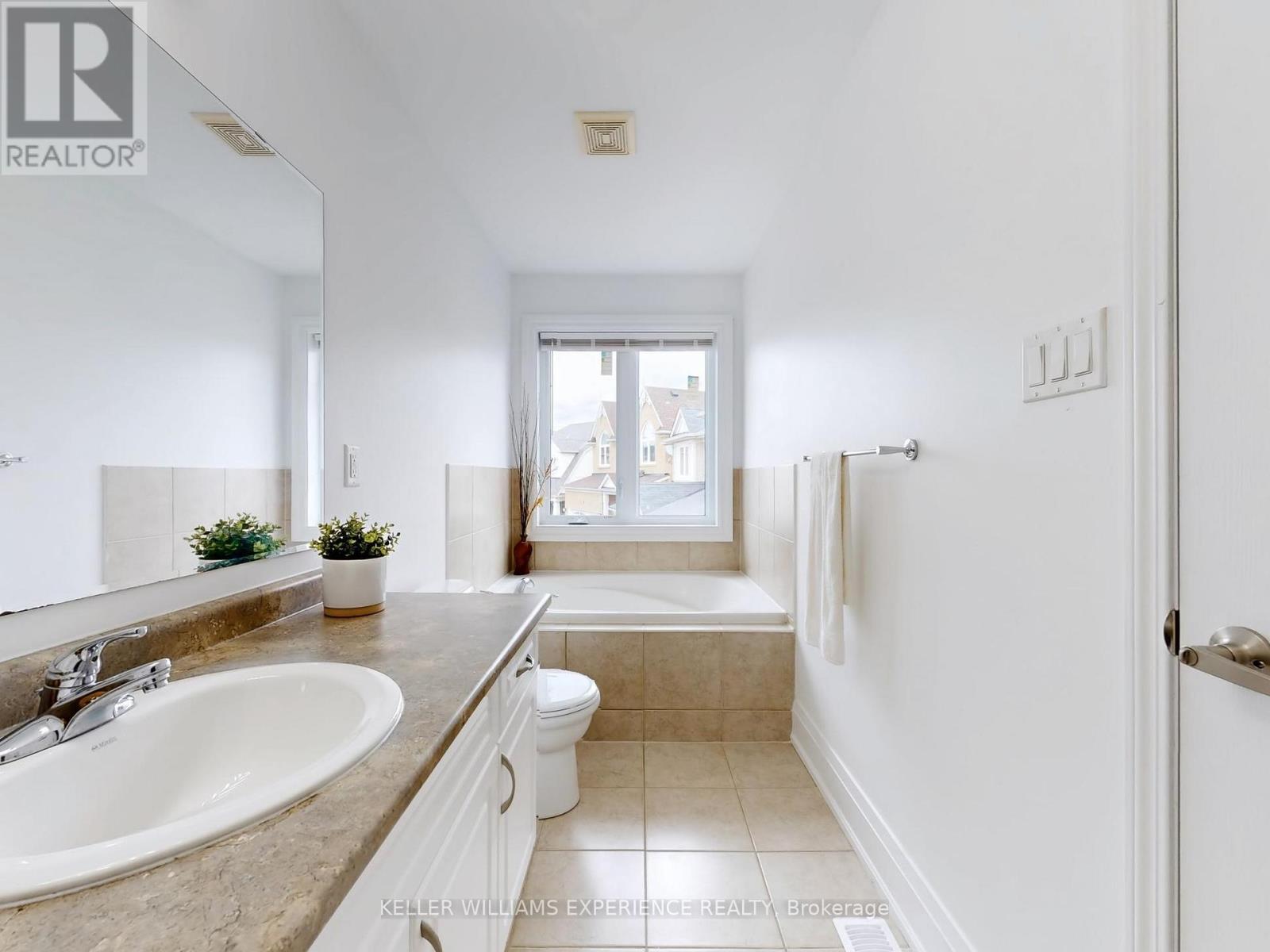 33 Hopper Lane, Newmarket, Ontario  L3X 3J6 - Photo 29 - N12535894