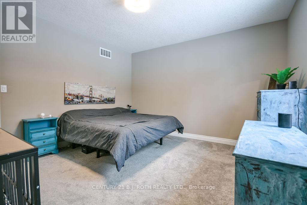 8 Merrington Avenue, Oro-Medonte, Ontario  L3V 6H2 - Photo 10 - S12535832