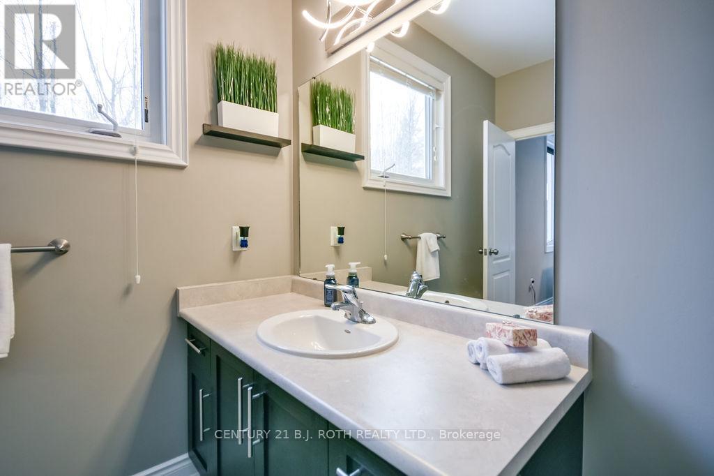 8 Merrington Avenue, Oro-Medonte, Ontario  L3V 6H2 - Photo 12 - S12535832