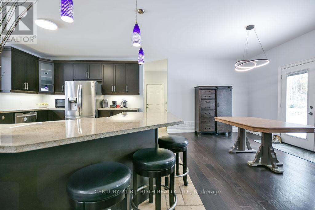 8 Merrington Avenue, Oro-Medonte, Ontario  L3V 6H2 - Photo 5 - S12535832