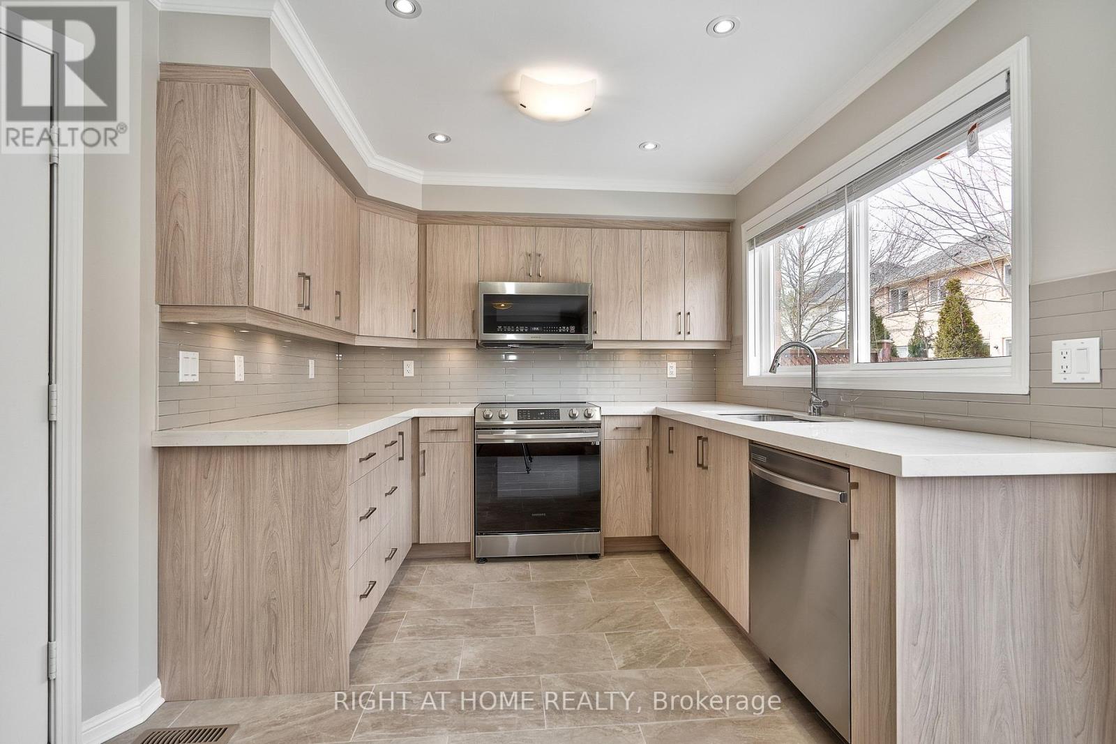 1337 Goldhawk Trail, Oakville, Ontario  L6M 3Y6 - Photo 10 - W12535834