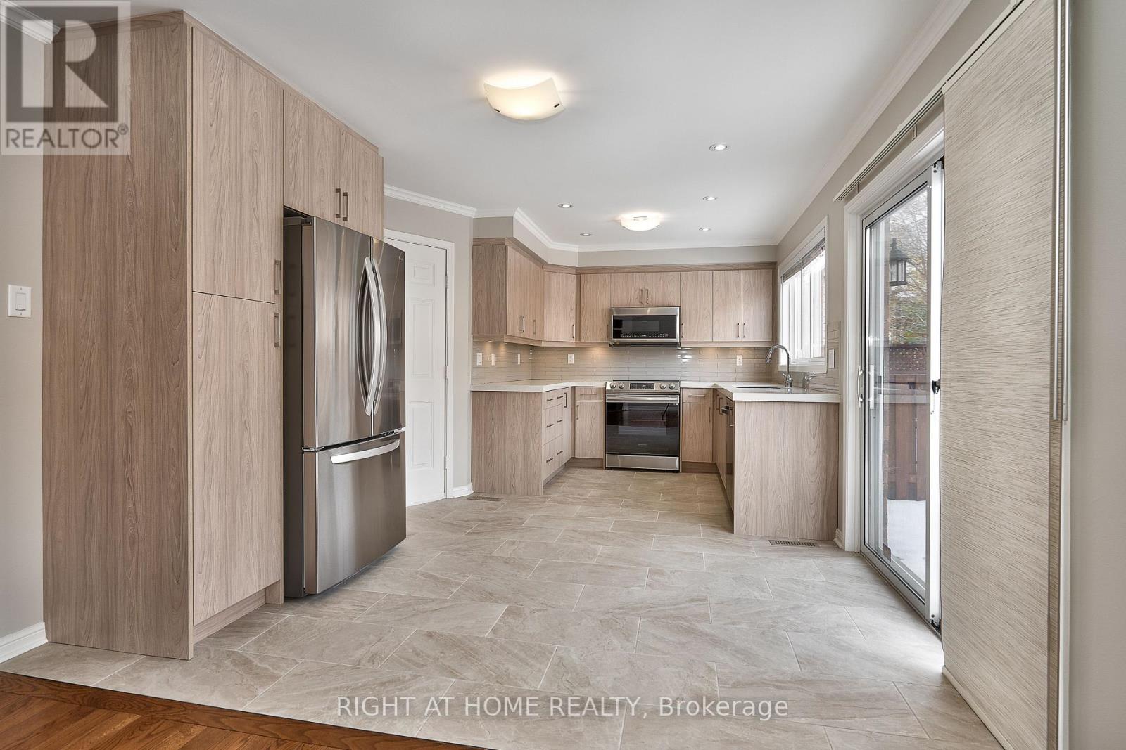 1337 Goldhawk Trail, Oakville, Ontario  L6M 3Y6 - Photo 9 - W12535834