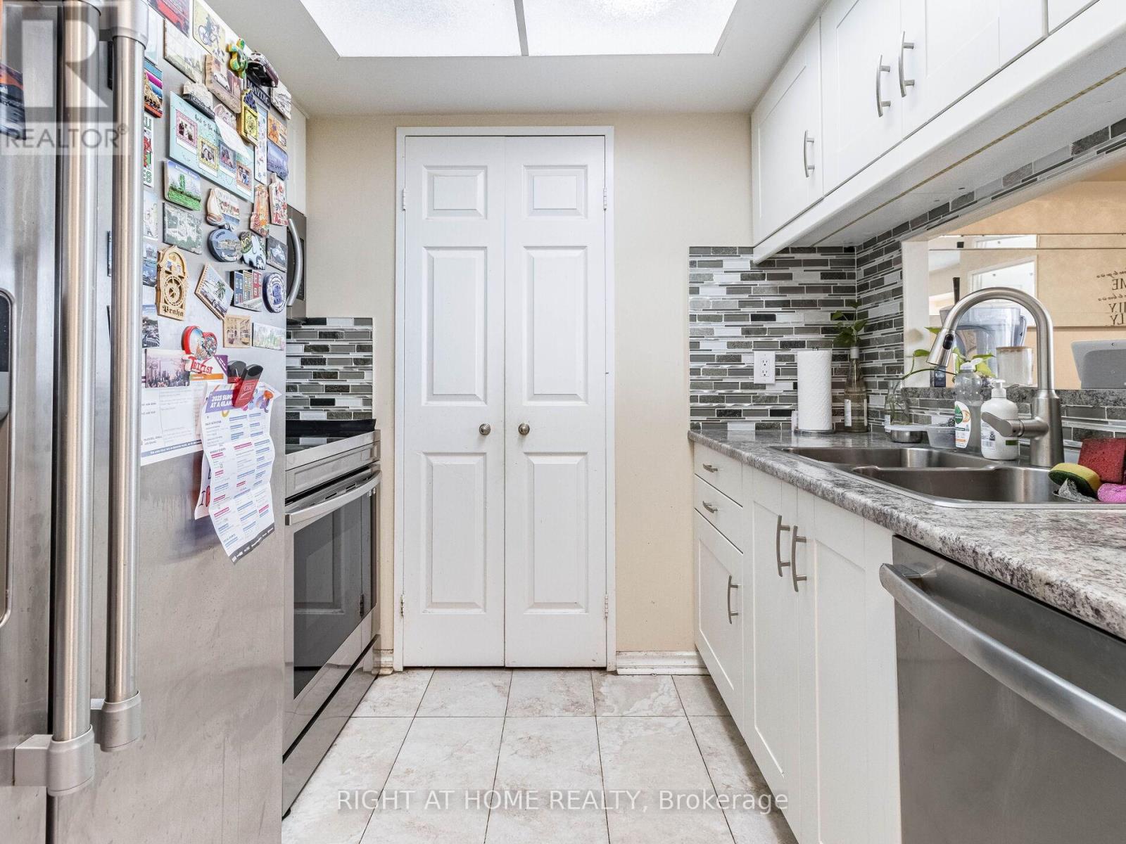 1208 - 285 Enfield Place, Mississauga, Ontario  L5B 3Y6 - Photo 14 - W12535846