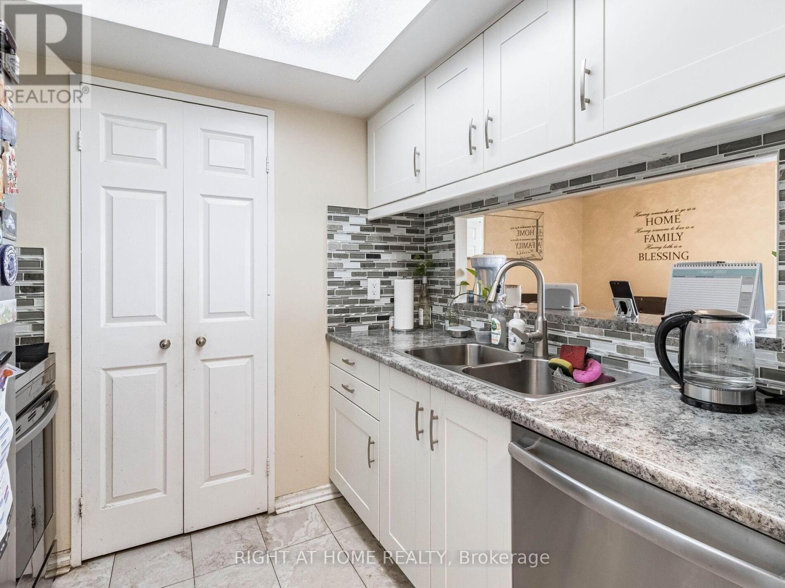 1208 - 285 Enfield Place, Mississauga, Ontario  L5B 3Y6 - Photo 15 - W12535846