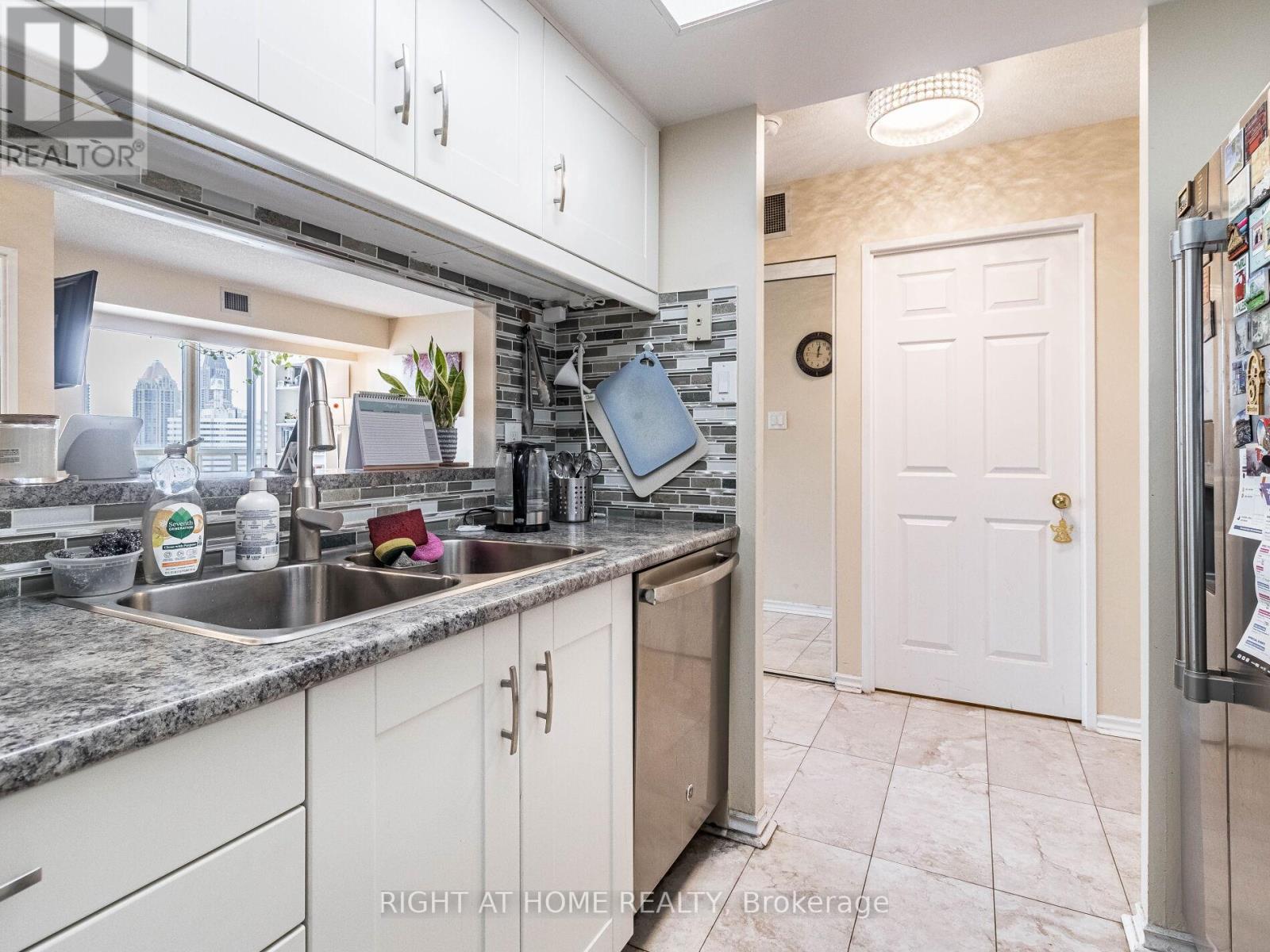 1208 - 285 Enfield Place, Mississauga, Ontario  L5B 3Y6 - Photo 16 - W12535846