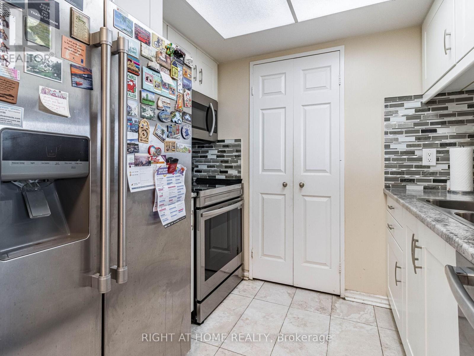 1208 - 285 Enfield Place, Mississauga, Ontario  L5B 3Y6 - Photo 13 - W12535866