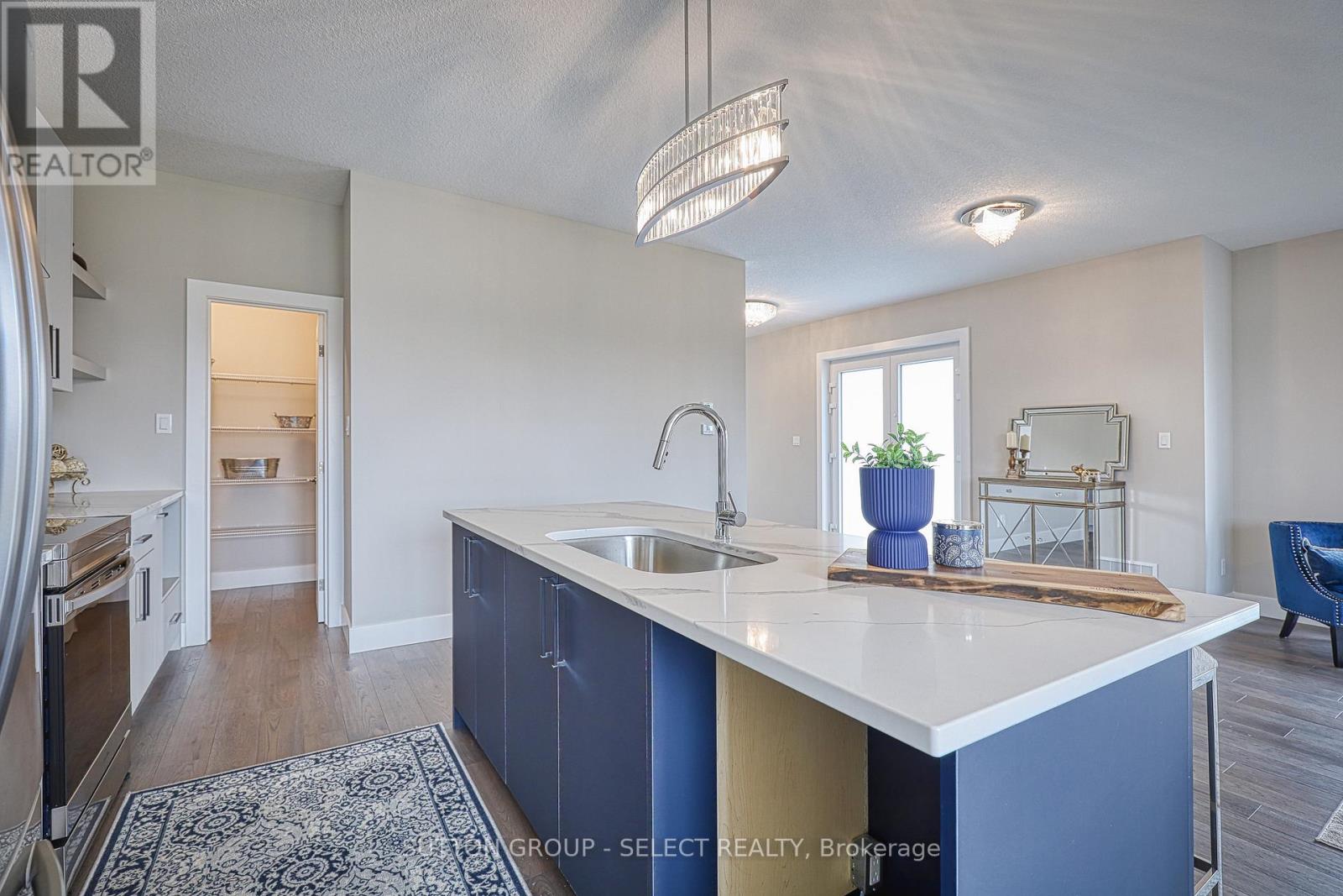 19 Alexander Circle, Strathroy-Caradoc, Ontario  N7G 0B4 - Photo 11 - X12535950