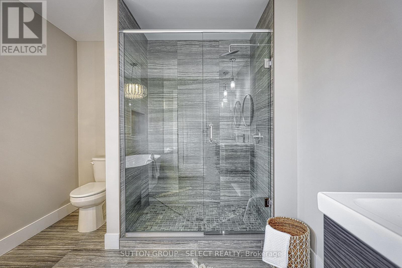 19 Alexander Circle, Strathroy-Caradoc, Ontario  N7G 0B4 - Photo 21 - X12535950