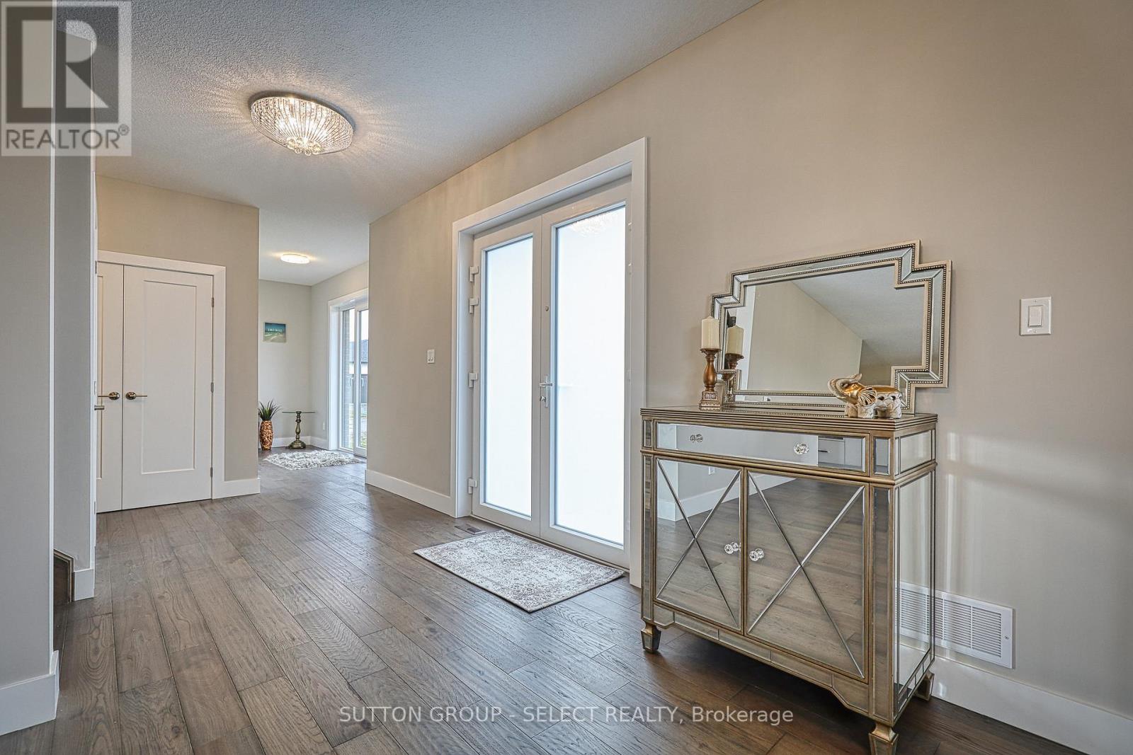 19 Alexander Circle, Strathroy-Caradoc, Ontario  N7G 0B4 - Photo 3 - X12535950