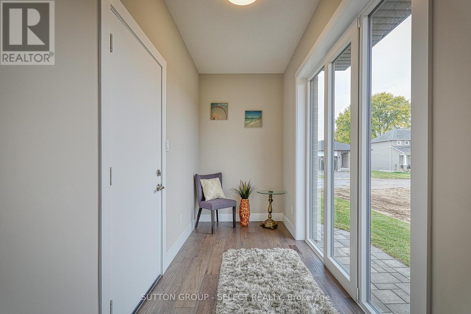 19 Alexander Circle, Strathroy-Caradoc, Ontario  N7G 0B4 - Photo 4 - X12535950